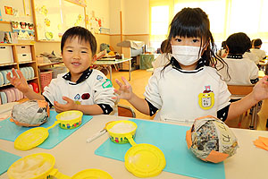 作品展の制作　張り子　すみれ・さくら・ひまわり