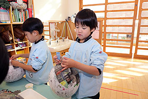 作品展の制作　張り子　すみれ・さくら・ひまわり