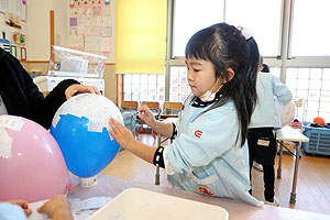 作品展の制作　張り子　すみれ・さくら・ひまわり