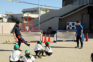 サッカー教室が開かれました　年長A・B