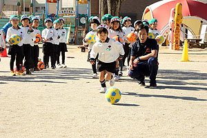 サッカー教室が開かれました　年長A・B