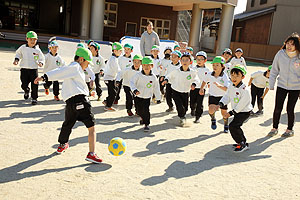 サッカー教室が開かれました　年長A・B