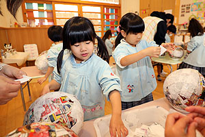 作品展の制作　張り子　Ｂ・たんぽぽ