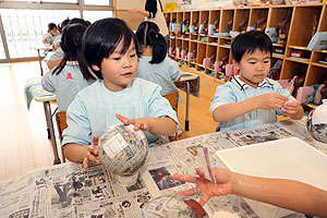 作品展の制作　張り子　Ｂ・たんぽぽ