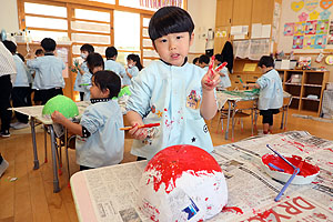 張り子の色塗り　すみれ