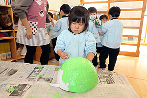 張り子の色塗り　すみれ