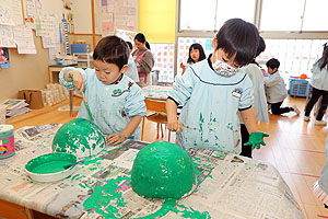 張り子の色塗り　すみれ