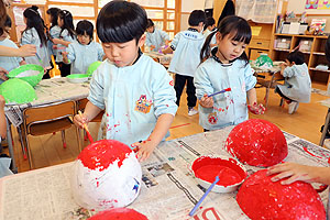 張り子の色塗り　すみれ