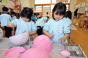 張り子の色塗り　すみれ