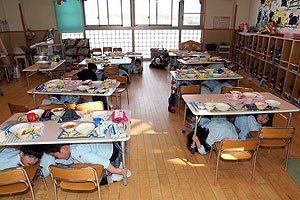 避難訓練が行われました　―地震の場合ー　全園児