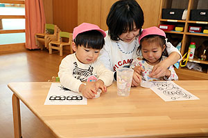 入園1日目の様子とお給食の様子です　ひよこ・あひる組