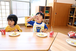 入園1日目の様子とお給食の様子です　ひよこ・あひる組