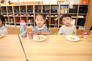 入園1日目の様子とお給食の様子です　ひよこ・あひる組