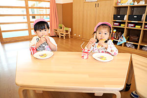 入園1日目の様子とお給食の様子です　ひよこ・あひる組