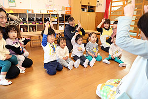 入園1日目の様子とお給食の様子です　ひよこ・あひる組