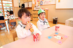 入園1日目 初めてのお給食の様子です　りす・ことり・こあら・きりん