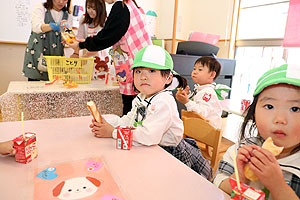 入園1日目 初めてのお給食の様子です　りす・ことり・こあら・きりん