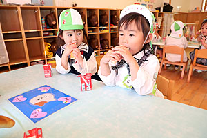 入園1日目 初めてのお給食の様子です　りす・ことり・こあら・きりん