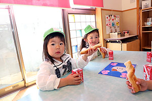 入園1日目 初めてのお給食の様子です　りす・ことり・こあら・きりん