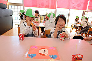 入園1日目 初めてのお給食の様子です　りす・ことり・こあら・きりん