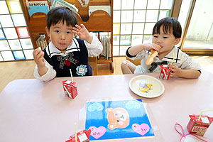 入園1日目 初めてのお給食の様子です　りす・ことり・こあら・きりん