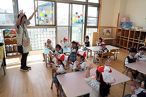 入園1日目 初めてのお給食の様子です　りす・ことり・こあら・きりん