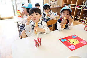 入園1日目 初めてのお給食の様子です　りす・ことり・こあら・きりん