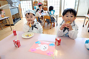 入園1日目 初めてのお給食の様子です　りす・ことり・こあら・きりん