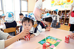 入園1日目 初めてのお給食の様子です　りす・ことり・こあら・きりん