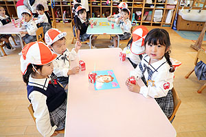 入園1日目 初めてのお給食の様子です　りす・ことり・こあら・きりん