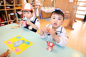 入園1日目 初めてのお給食の様子です　りす・ことり・こあら・きりん