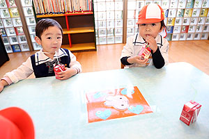 入園1日目 初めてのお給食の様子です　りす・ことり・こあら・きりん