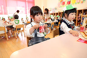 入園1日目 初めてのお給食の様子です　りす・ことり・こあら・きりん