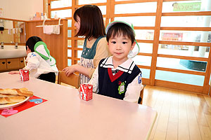 入園1日目 初めてのお給食の様子です　りす・ことり・こあら・きりん