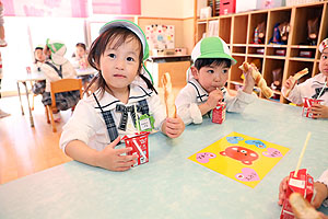 入園1日目 初めてのお給食の様子です　りす・ことり・こあら・きりん