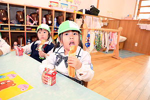 入園1日目 初めてのお給食の様子です　りす・ことり・こあら・きりん