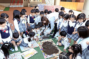 カブトムシの幼虫　大きくなぁれ　たんぽぽ・ひまわり