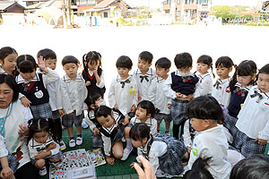 カブトムシの幼虫　大きくなぁれ　たんぽぽ・ひまわり