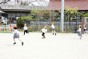 園庭で思いっきり遊びました　E