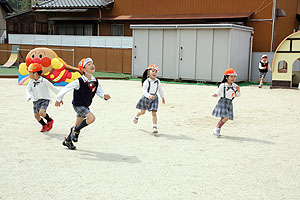 園庭で思いっきり遊びました　E