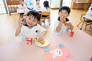 入園3日目の給食の様子です　こあら・うさぎ・きりん・りす