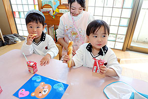 入園3日目の給食の様子です　こあら・うさぎ・きりん・りす