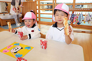 入園3日目の給食の様子です　こあら・うさぎ・きりん・りす