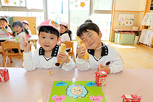 入園3日目の給食の様子です　こあら・うさぎ・きりん・りす