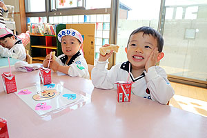 入園3日目の給食の様子です　こあら・うさぎ・きりん・りす