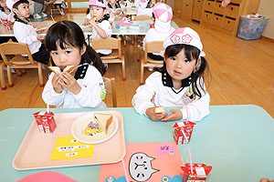 入園3日目の給食の様子です　こあら・うさぎ・きりん・りす