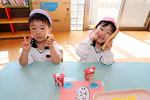 入園3日目の給食の様子です　こあら・うさぎ・きりん・りす