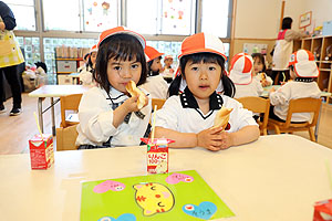 入園3日目の給食の様子です　こあら・うさぎ・きりん・りす