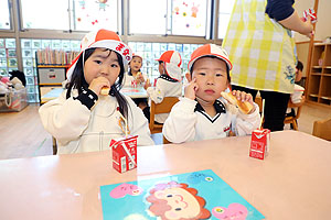 入園3日目の給食の様子です　こあら・うさぎ・きりん・りす