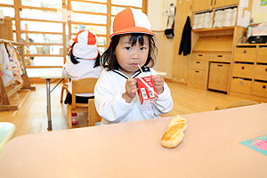 入園3日目の給食の様子です　こあら・うさぎ・きりん・りす